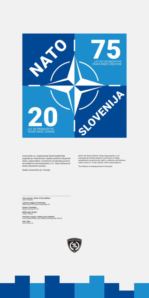 Pano razstave z modrim logom Nata in dodanimi napisi Slovenija 20