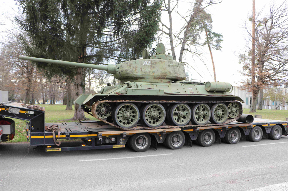 Tank na posebni prikolici za transport