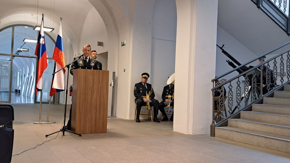 Načelnik muzeja med nagovorom ob otvoritvi stoji za govornico v avli Kadetnice