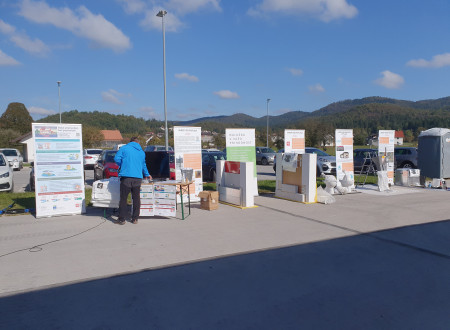 Na sliki so razstavljeni panoji o protipoplavni zaščiti. Viden je prikaz protipoplavne zaščite s protipoplavnimi vrečami, s ploščami, zidaki in podobno.