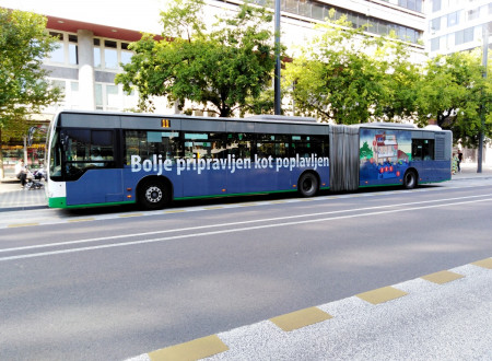 Na fotografiji je vidna leva stran zgibnega avtobusa, ki stoji na avtobusni postaji. Na avtobusu je velik bel napis Bolje pripravljen kot poplavljen. Sledi ilustracija hiše in garaže, kjer se vidijo notranji prostori, ki so delno poplavljeni.