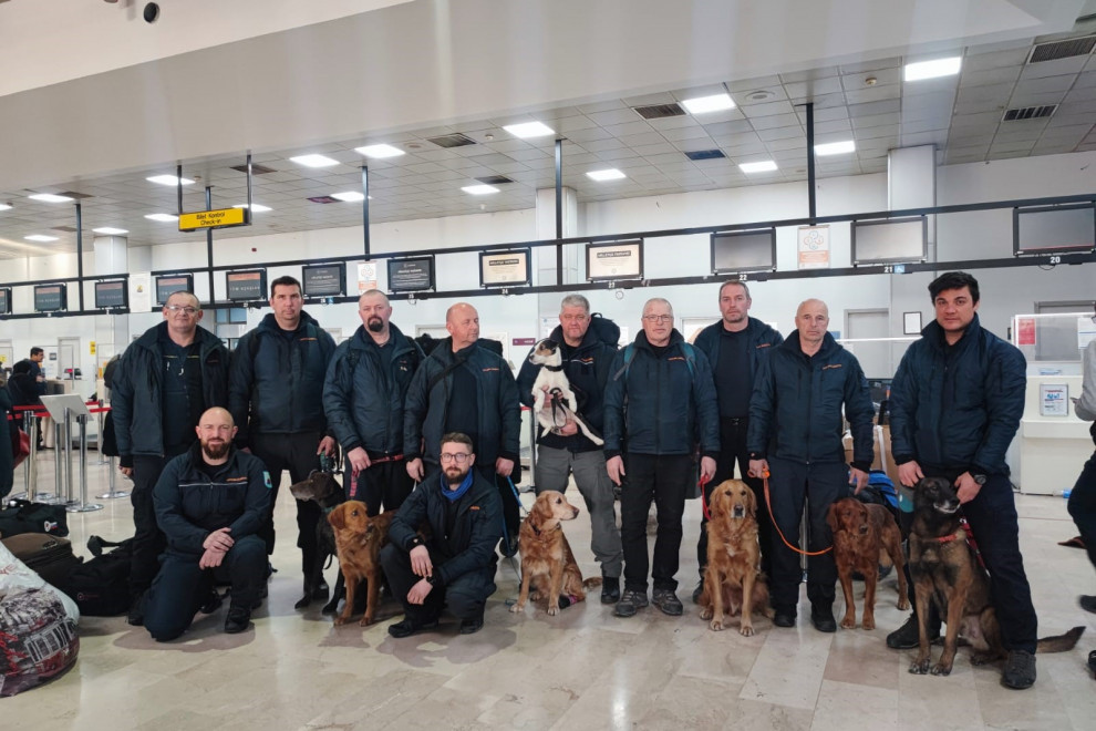 11 pripadnikov in 7 reševalnih psov na letališču.