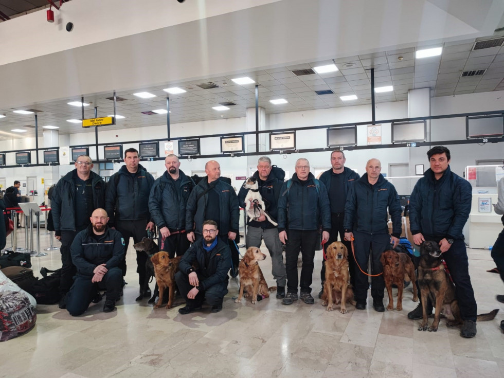 11 pripadnikov in 7 reševalnih psov na letališču.