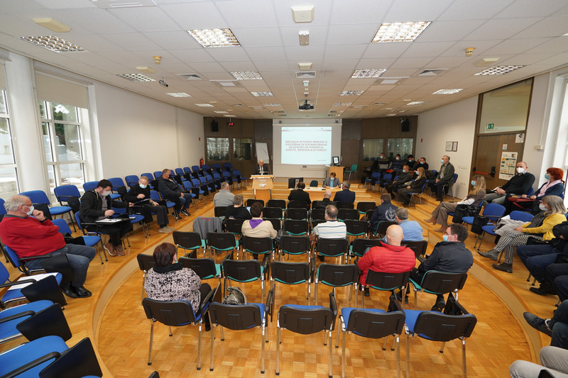 Slika iz ozadja celotne dvorane z udeleženci.