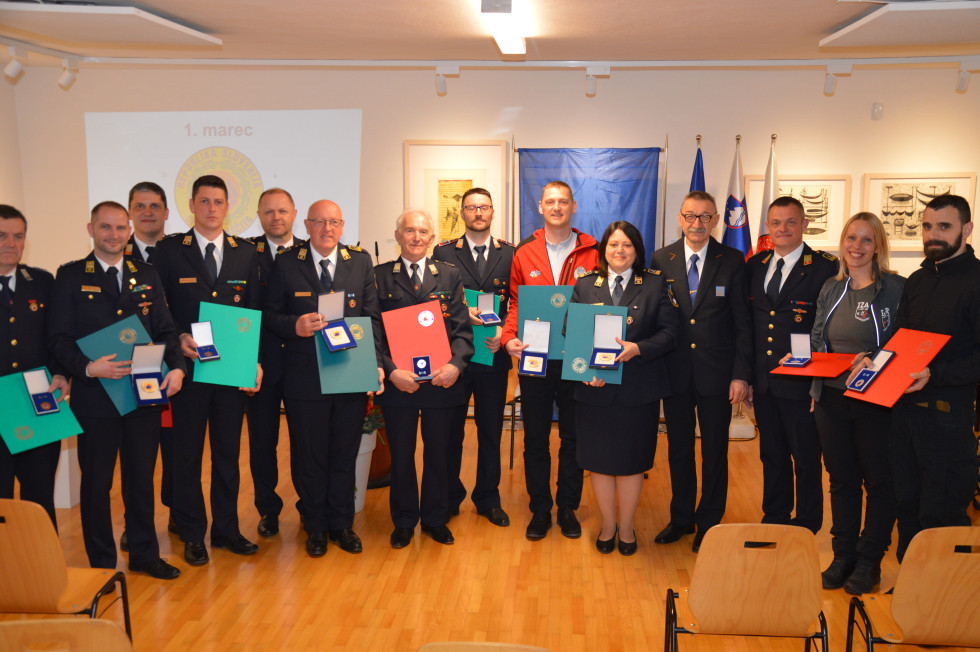 Skupinska fotografija nagrajencev in podeljevalca nagrad. Iz leve proti desni. Zupančič F., Lekše S., Drobnič M., Kodrič B., Arh B., Knez V., Brstovšek R., Kostrevc S., Peter P., Živič M.,  Šestan S., Janežič. G., Potočar Agrež S., Agrež J.