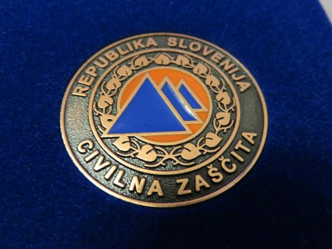 Znak Civilne zaščite v obliki medalje.