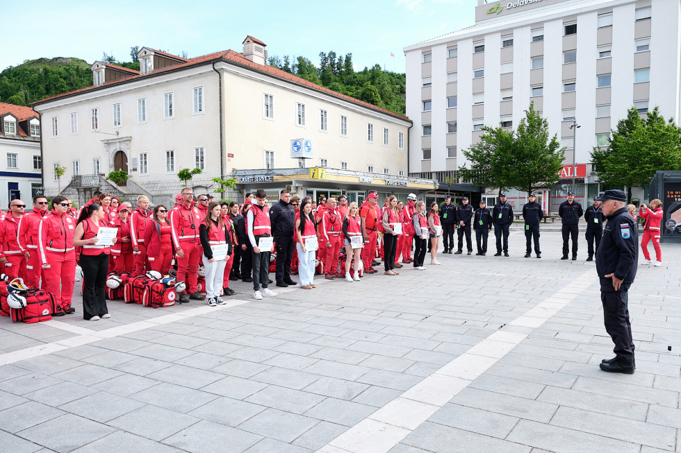 Zbor ekip prve pomoči na Titovem trgu v Postojni ob otvoritvi preverjanja