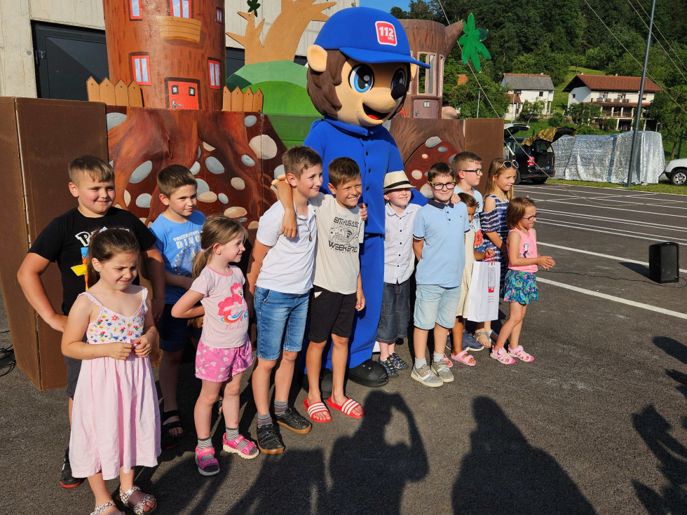 Na fotografiji so nagrajenci stari od 6-12 let z maskoto Ježka na podelitvi