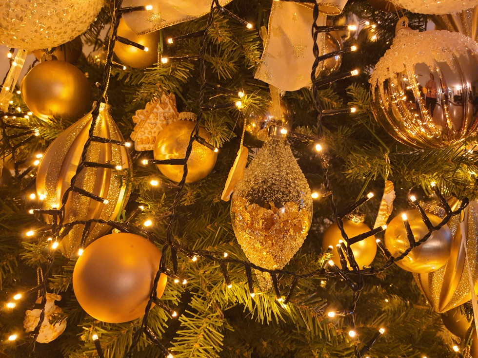 Del novoletne jelke z okraski.