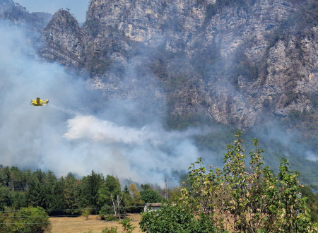 Na fotografiji letalo Air Tractor, ki gasi gozdni požar. 