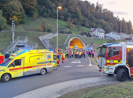 Reševalni avtomobil in gasilski tovorjak pred predorom Sten