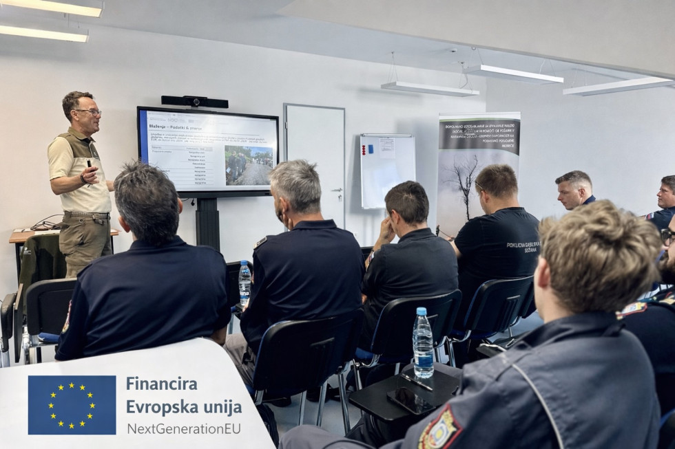 v učilnici sedijo udeleženci usposabljanja