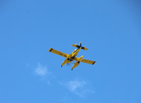 Na fotografiji je rumeno letalo za gašenje tipa Air Tractor