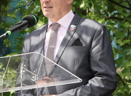 Na fotografiji je minister za obrambo Sajovic