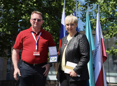 Na fotografiji sta Leon Behin, generalni direktor URSZR, in predsednica države Nataša Pirc Musar