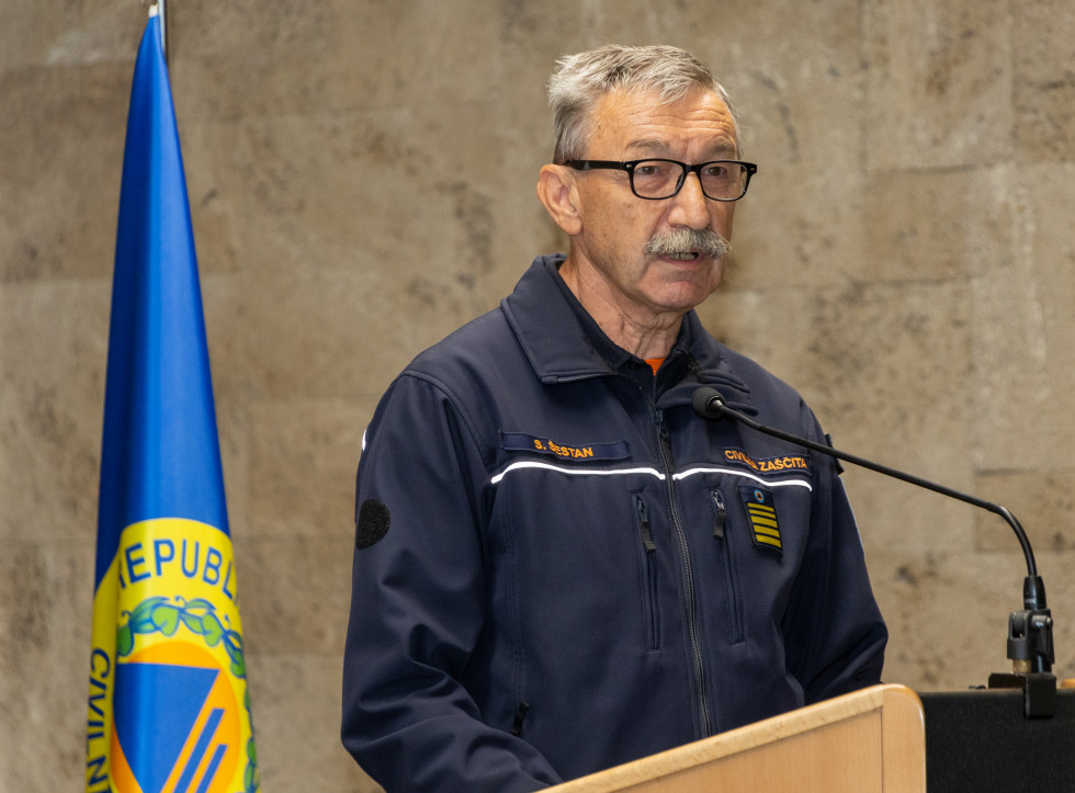 Na fotografiji je Srečko Šestan za govorniškim pultom