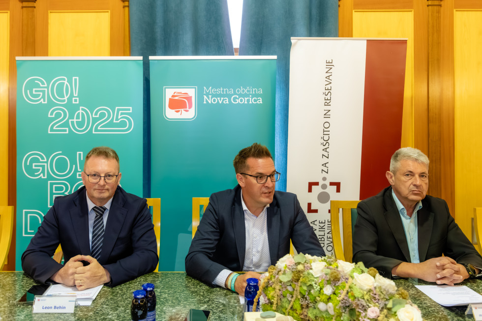 Na fotografiji so trije ljudje od desne proti levi: Leon Behin, župan Samo Turel in vodja izpostave mag. Samo Kosmač