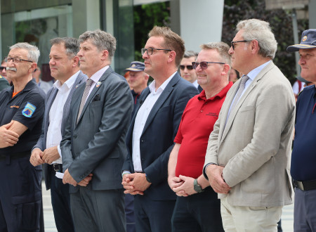 Na fotografiji so visoki gosti na odprtju prireditve, med njimi Matej Arčon, minister za obrambo, župan Nove Gorice in direktor URSZR Leon Behin