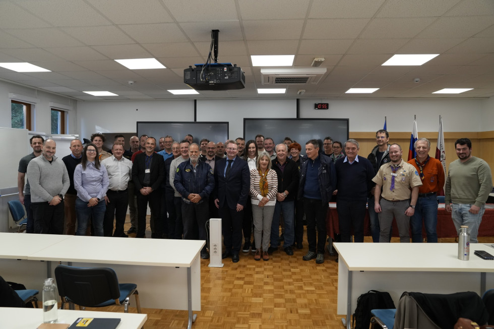 Skupinska fotografija predstavnikov operativnih sestavov in direktorja Uprave Republike Slovenije za zaščito in reševanje.