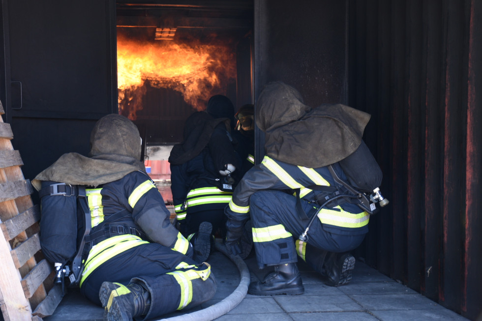 Gasilci pri gašenju požara v objektu.