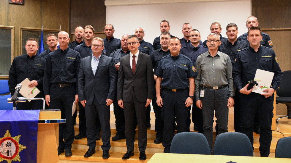 Na fotografiji so vsi udeleženci usposabljanja, generalni direktor, minister in poveljnik Civilne zaščite.