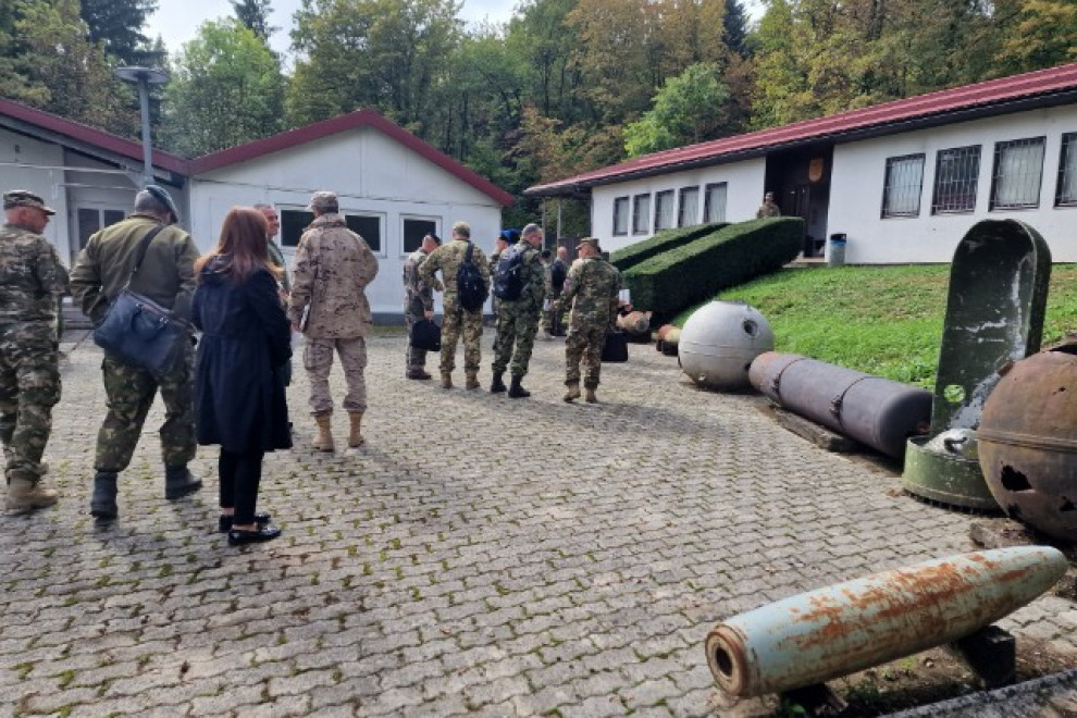 Obiskovalci na poti proti zgradbi, kjer so razstavljena sredstva.
