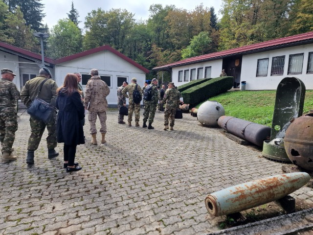 Obiskovalci na poti proti zgradbi, kjer so razstavljena sredstva.