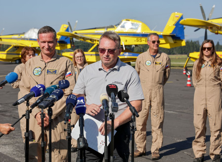 V ospredju generalni direktor Leon Behin, za njim osebje za podporo gašenju iz zraka, v ozadju letala Air Tractor.
