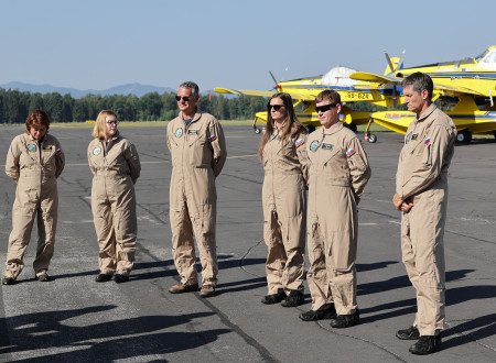 Tehnično osebje pred letali Air Tractor