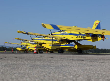 Štiri letala Air Tractor na letališki stezi