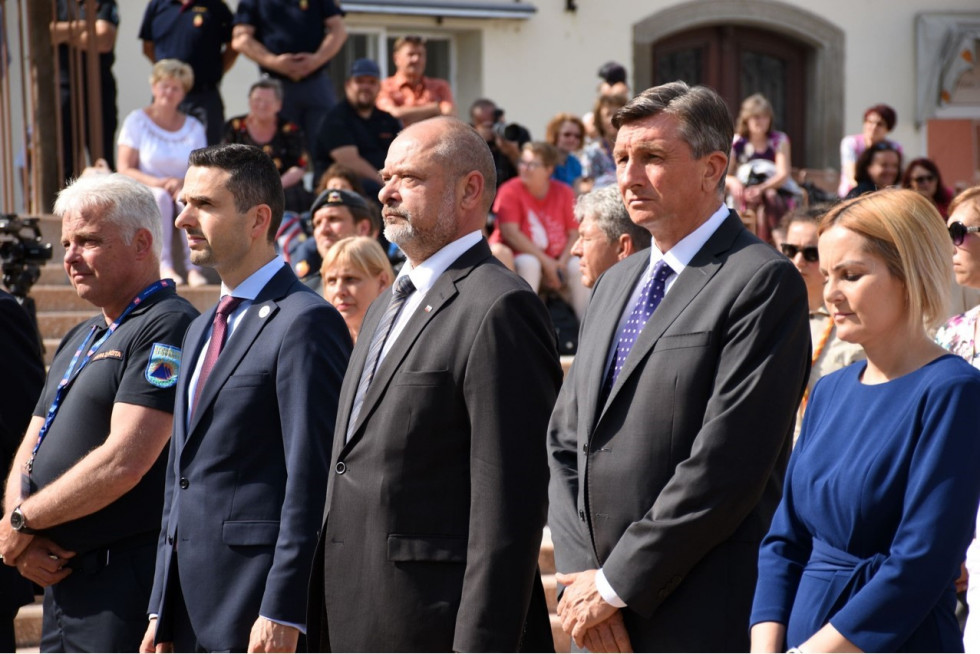 Navedene osebe stojijo od leve proti desni, v ozadju ostali navzoči.