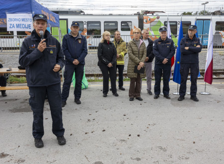 Sandi Curk, v odzadju še ostali gostje