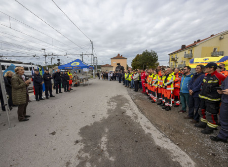 Zbor udeležencev vaje v različnih uniformah, nagovarja jih državna sekretarka dr. Vida Čadonič Špelič