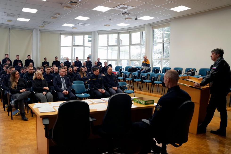 V dvorani sedijo udeleženci. Minister za govorniškim odrom.