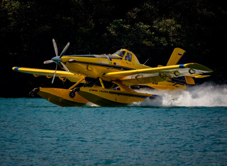 Na fotografiji letalo Air Tractor, ki vodo zajema v jezeru