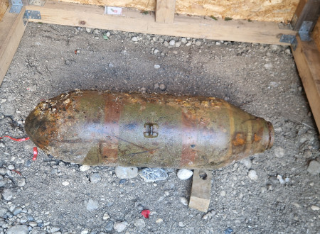Na fotografiji je letalska bomba, ki je bila najdena pri kraju Globoko.