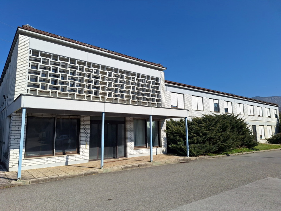 Podolgovata stavba, spredaj vhod v stavbo.