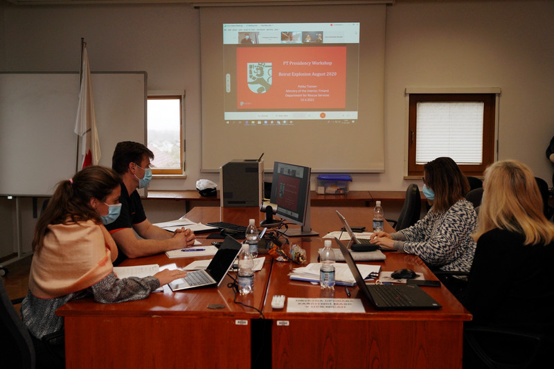 Predstavniki Uprave za zaščito in reševanje za mizo med seminarjem.veta EU.