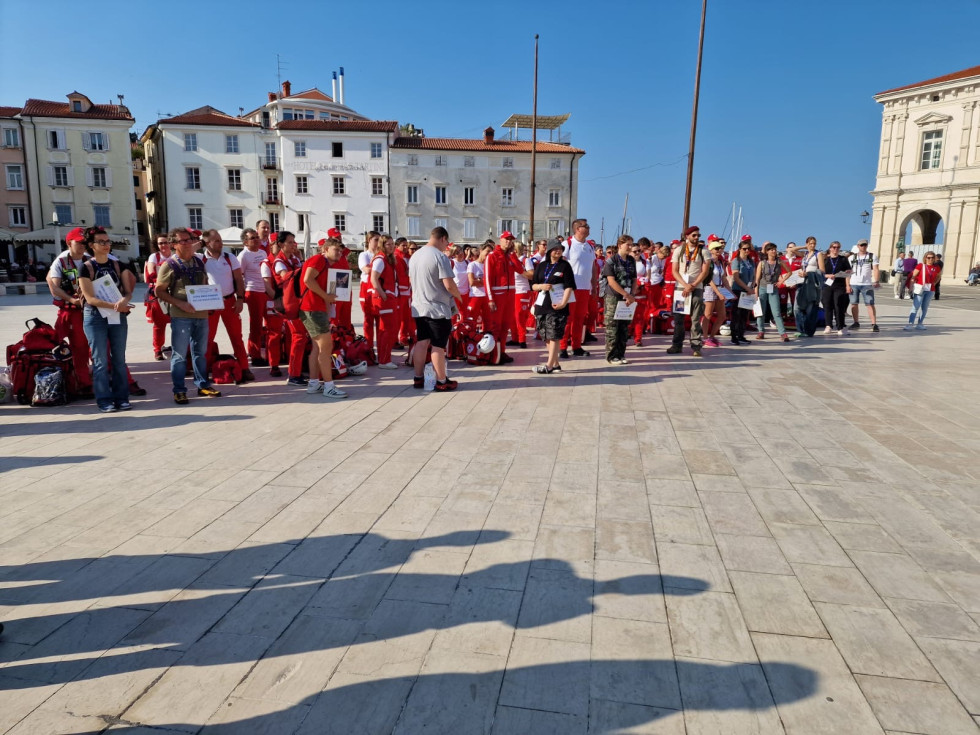 ekipe PP v zboru na Tartinijevem trgu v Piranu