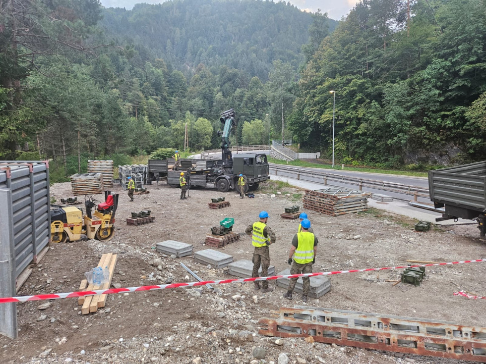 Pripadniki vojske odstranjujejo most.