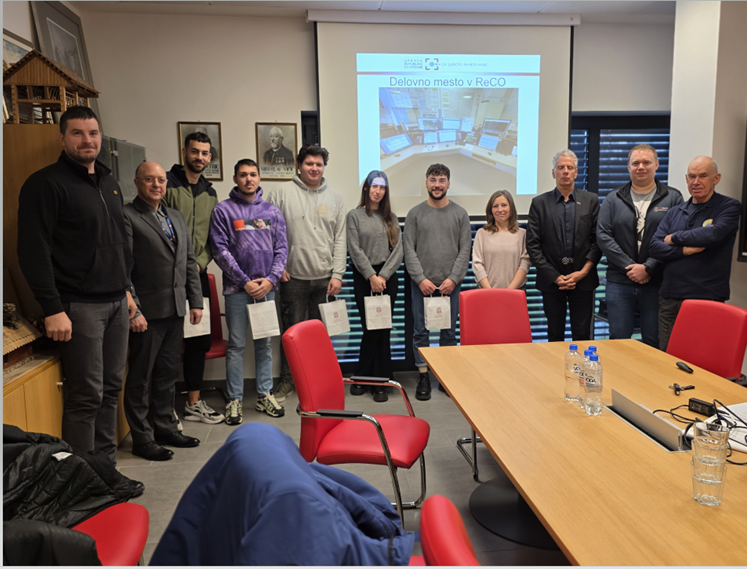 Z desne proti levi si sledijo občinski poveljnik CZ, vodja ReCO Postojna, Regijski poveljnik CZ, ptudentje in njighova vodja iz Univerze v Novi Gorici, vodja Uprave Republike Slovenije Izpostave Postojna ter član štaba CZ Občine Postojna.