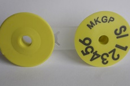 Okrogla ušesna znamka za označitev drobnice z oznako MKGP