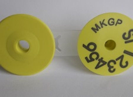 Okrogla ušesna znamka za označitev drobnice z oznako MKGP