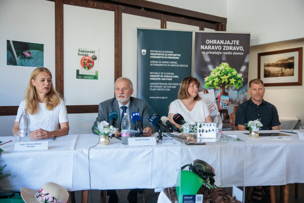 štirje govorci za mizo
