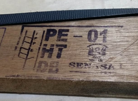 Kos lesenega pakirnega materiala z dvema oznakama