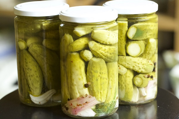 Na fotografiji so trije kozarci vloženih kumaric