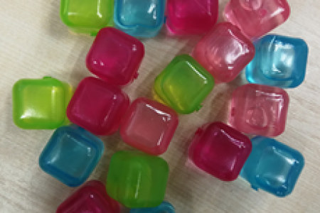Hladilne kocke različnih barv