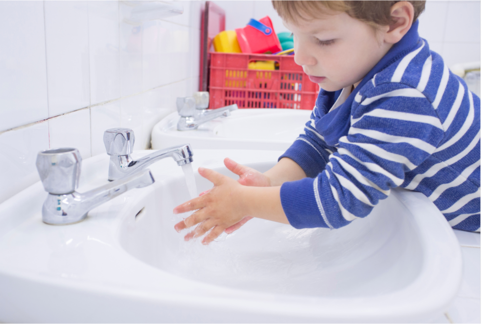 Ilustrativna slika otroka, ki si umiva roke.