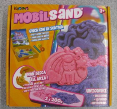 Na sliki je komplet MobilSand z rožnatim in vijoličnim kinetičnim peskom ter modelčkom samoroga. Namenjen je ustvarjalni igri in oblikovanju.