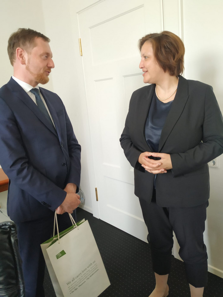 Botschafterin Dr. Polak Petrič im Gespräch mit sächischem Ministerpräsidenten Kretschmer